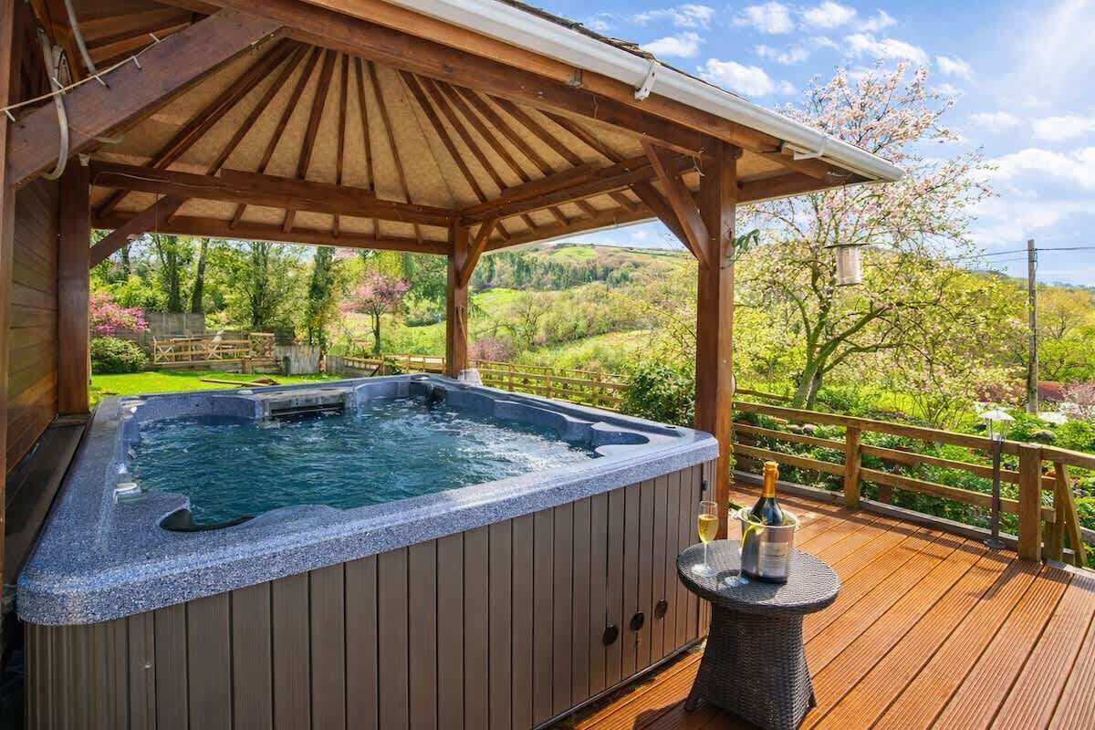Outdoor spa tub