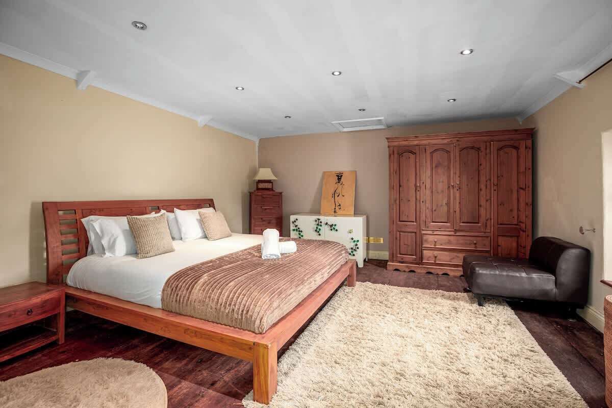6 bedrooms, iron/ironing board, WiFi, bed sheets