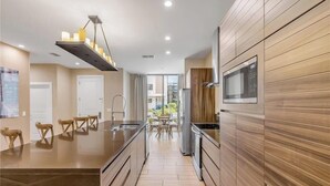 Wasserkocher mit Kaffee-/Teezubehör, Kühlschrank, Mikrowelle, Ofen
