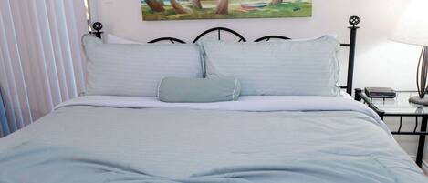 Tabla de planchar con plancha, wifi, ropa de cama