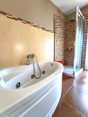 Dusche, Whirlpool, Haartrockner, Handtücher