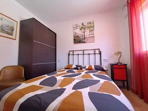 Tabla de planchar con plancha y ropa de cama 