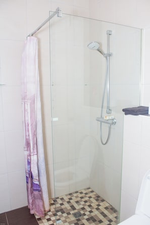 Doccia, bidet, asciugamani, sapone