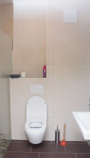 Dusche, Bidet, Handtücher, Seife