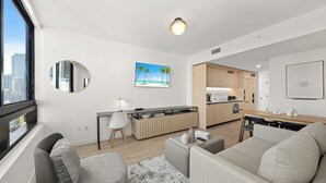 Un apartamento moderno con sala de estar, cocina y comedor.