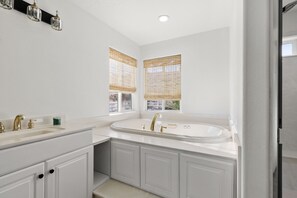 Een douche, een bubbelbad, een haardroger, een bidet