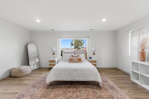 Een strijkplank/strijkijzer, wifi, beddengoed