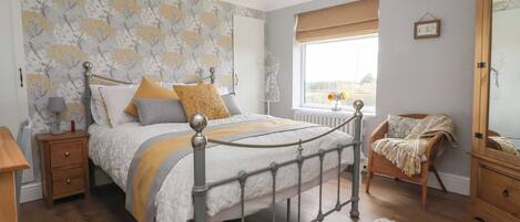 2 Schlafzimmer, individuell dekoriert, individuell eingerichtet