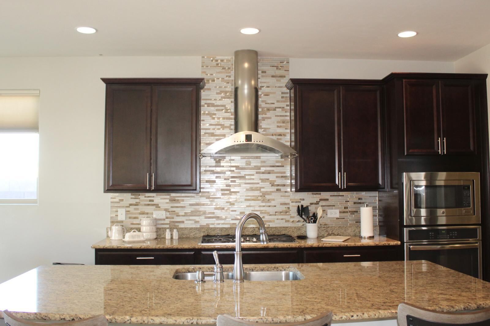 Mikrobølgeovn, ovn, kokeplater og oppvaskmaskin