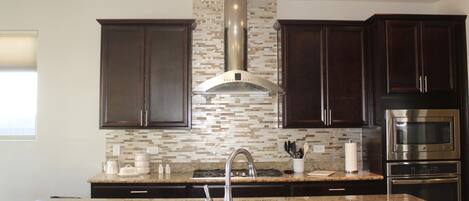 Mikrobølgeovn, ovn, kokeplater og oppvaskmaskin