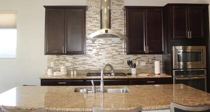 Spacious 4-bedroom house in charming Tucson with AC