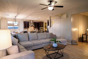 TV, fireplace - Spacious 4-bedroom house in charming Tucson with AC (Tucson)