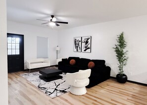 Smart TV - Fabulous 4-bedroom house with AC in Grand Prairie (Grand Prairie)