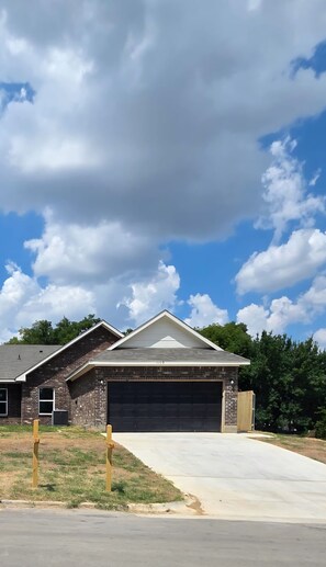 Exterior - Fabulous 4-bedroom house with AC in Grand Prairie (Grand Prairie)
