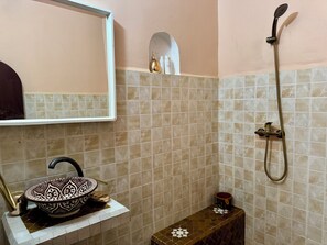 Haartrockner, Handtücher, Seife, Toilettenpapier