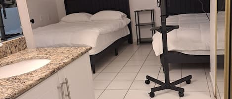 Iron/ironing board, Internet, bed sheets