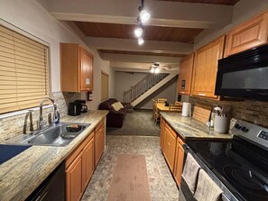 Een koelkast, een magnetron, een oven, een kookplaat