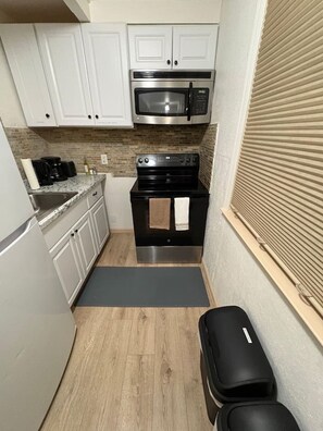 Een koelkast, een magnetron, een oven, een kookplaat