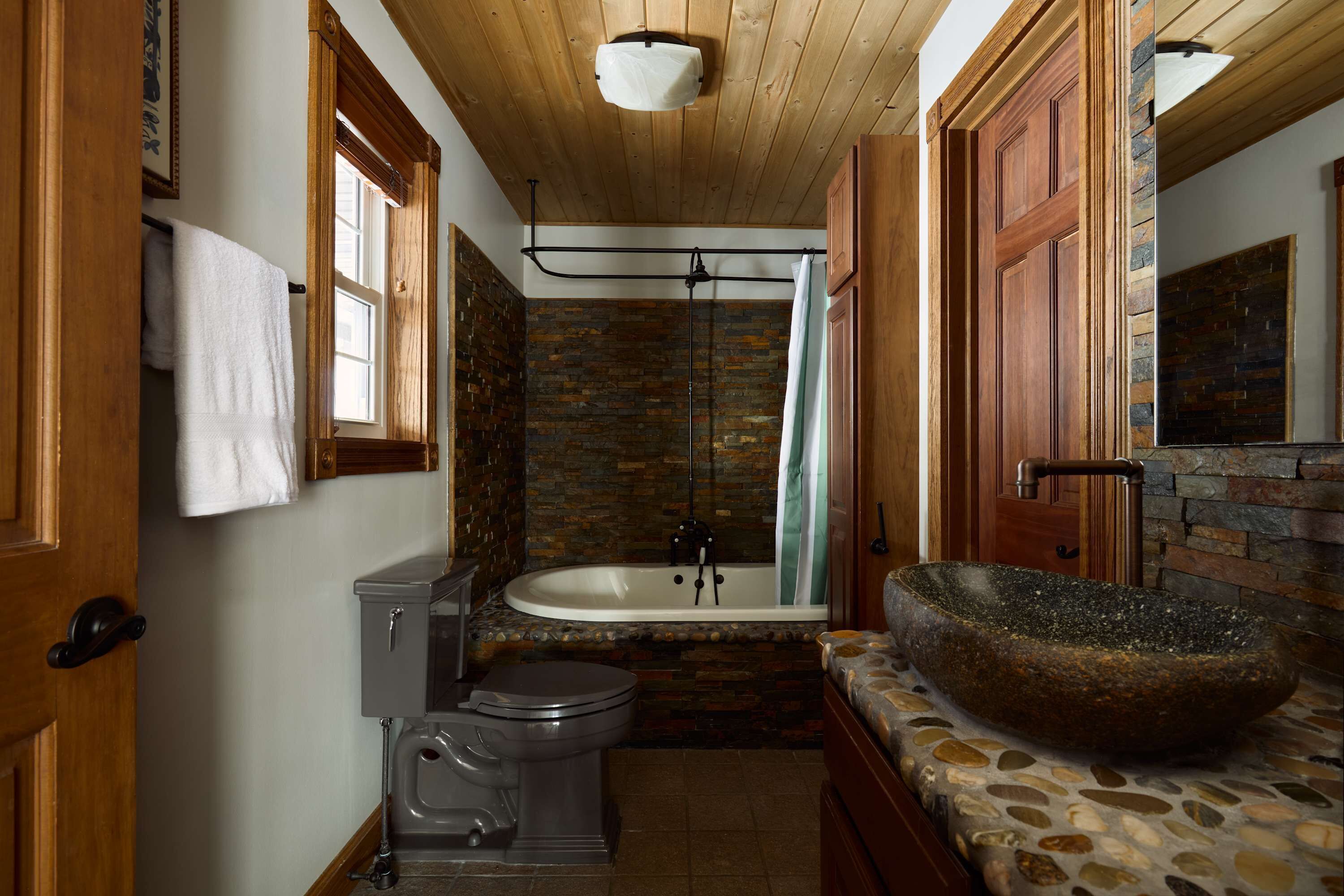 Regadera, secadora de cabello, toallas, shampoo 