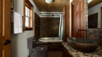 Regadera, secadora de cabello, toallas, shampoo