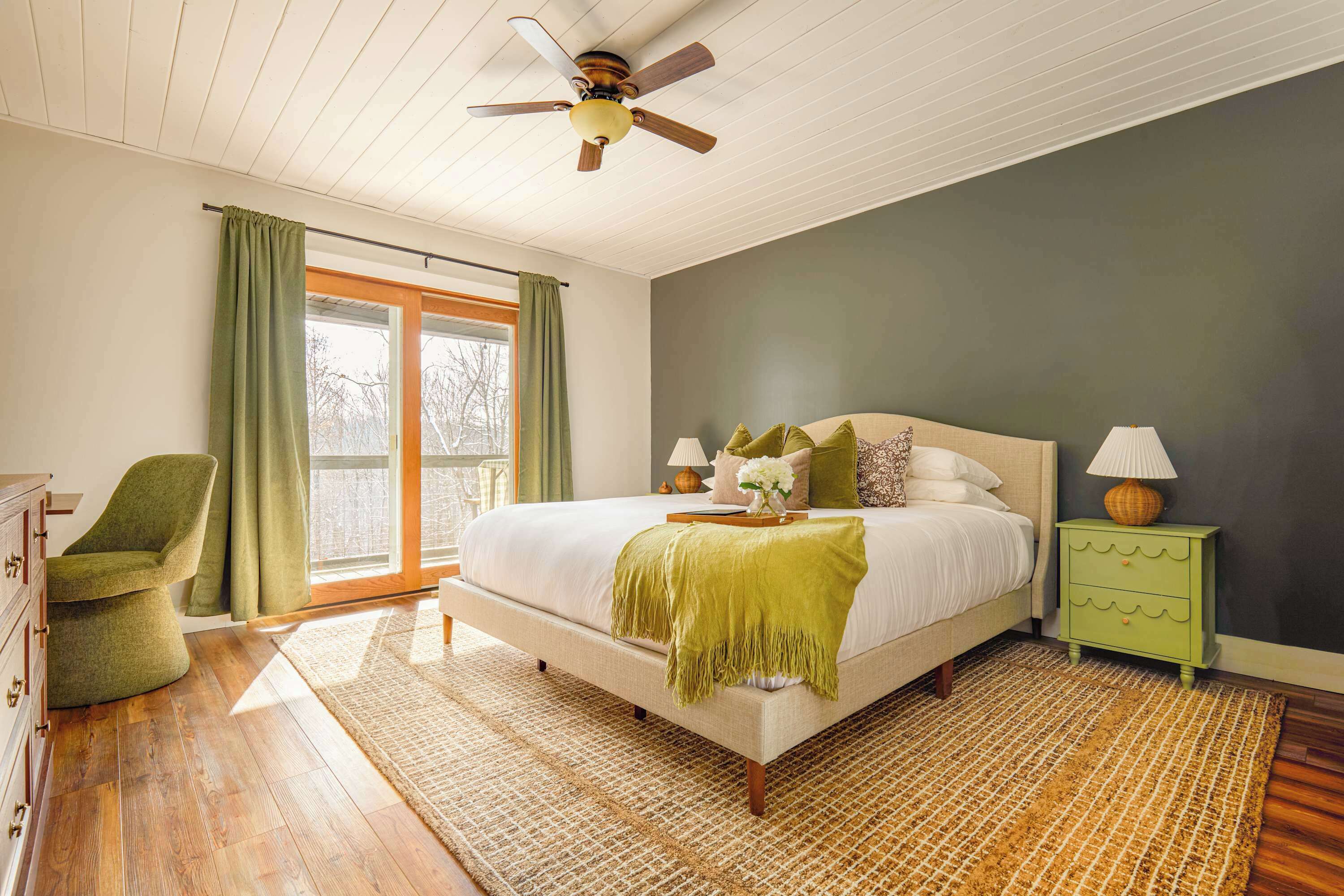 Iron/ironing board, travel crib, WiFi, bed sheets