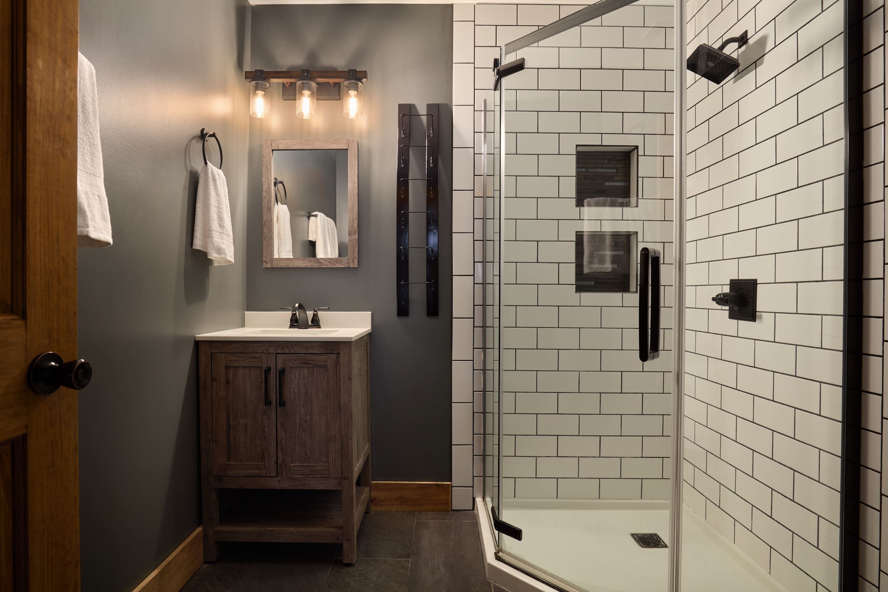 Regadera, secadora de cabello, toallas, shampoo 