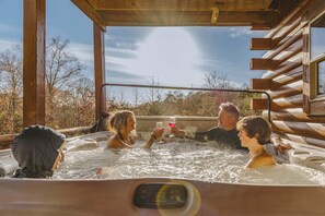 Outdoor spa tub - The Red Boot Lodge in Hocking Hills (Logan)