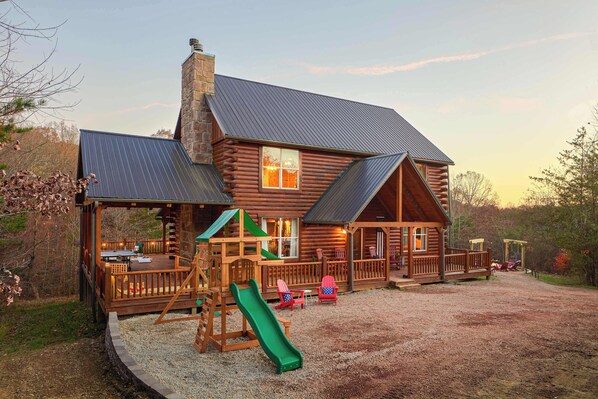 Exterior - The Red Boot Lodge in Hocking Hills (Logan)
