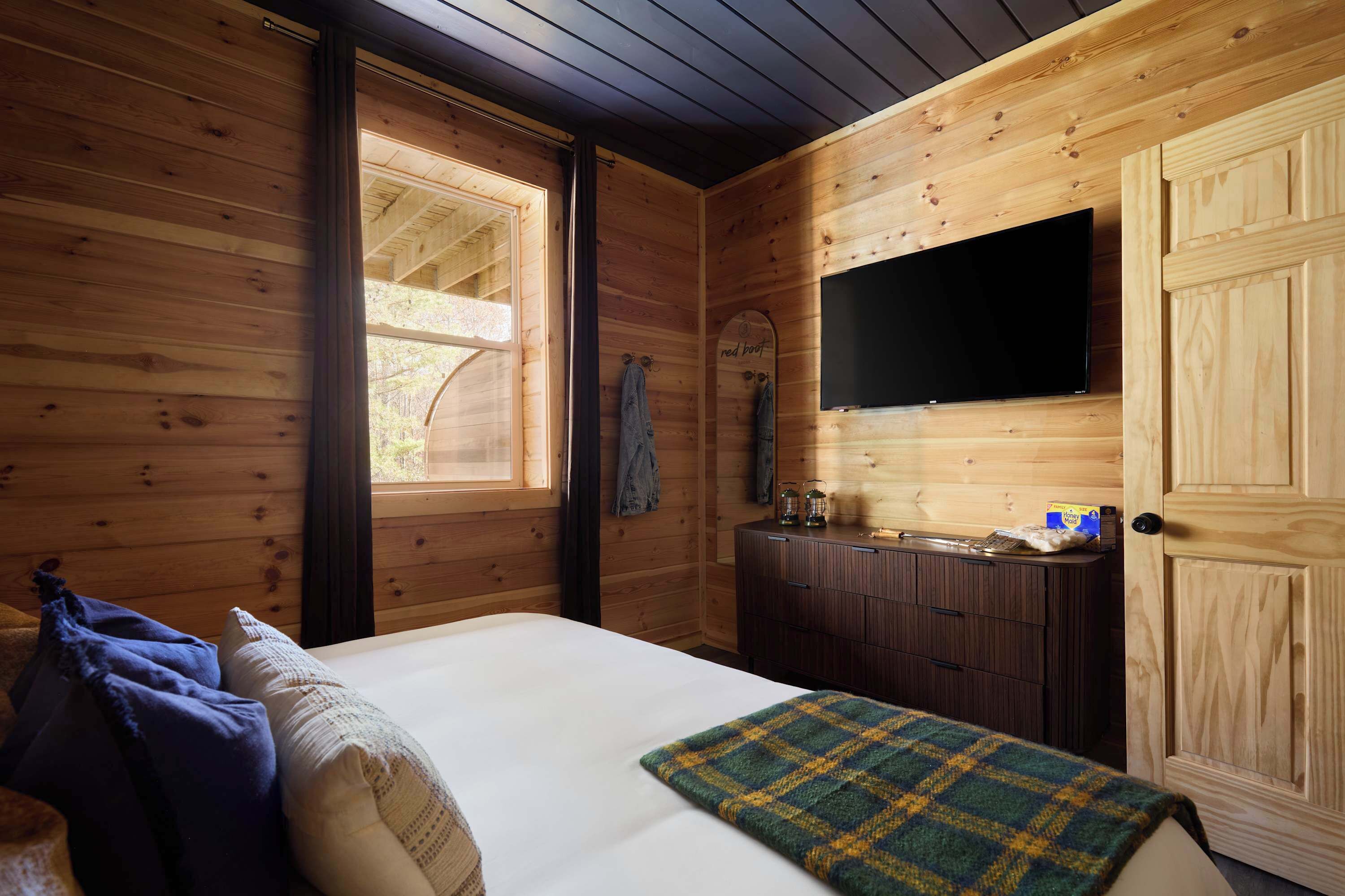 Een bureau, reisbedje, wifi, beddengoed