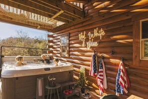 Outdoor spa tub - The Red Boot Lodge in Hocking Hills (Logan)
