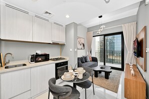 Réfrigérateur, micro-ondes, four, plaque de cuisson