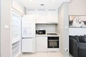 Jääkaappi, mikroaaltouuni, uuni, liesi