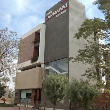 Exterior. Hotel Karnawat Avenue