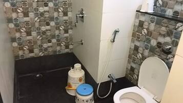 Deluxe Room | Bathroom | Shower, free toiletries, towels