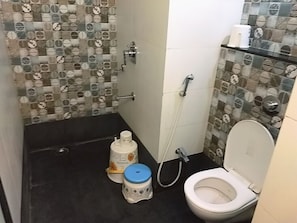 Habitación Deluxe | Baño | Ducha, artículos de higiene personal gratuitos y toallas