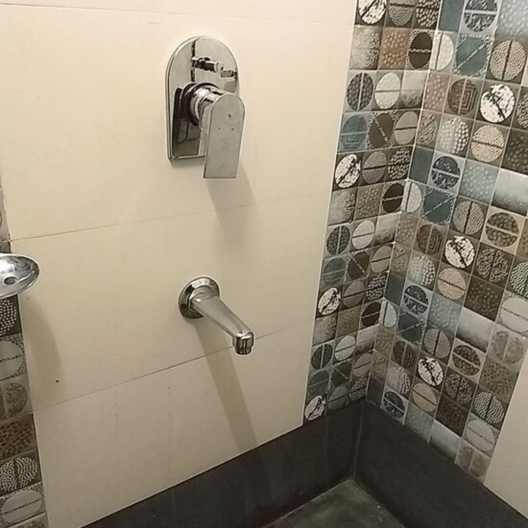 Deluxe Room | Bathroom | Shower, free toiletries, towels