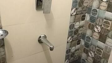 Deluxe Room | Bathroom | Shower, free toiletries, towels