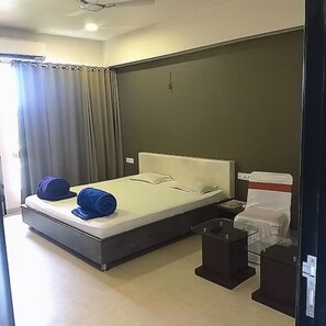 Phòng Deluxe | Bàn, khu vực làm việc phù hợp cho laptop 