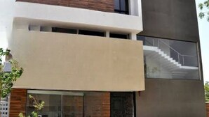 Un hôtel moderne, reconnaissable à son enseigne bien visible indiquant « Hôtel Karnawat Avenue ».