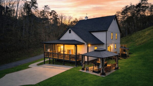 House (6 Bedrooms) | Interior - Dolly's Vacation by AvantStay | Sleeps 22 | Walk to Dollywood + Stampede | Sauna + Arcade (Pigeon Forge)