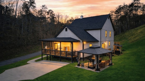 Dolly's Vacation by AvantStay | Sleeps 22 | Walk to Dollywood + Stampede | Sauna + Arcade