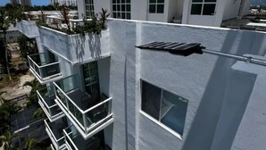 A multi-story building with balconies, a pool, and a clear view of the surrounding area. - Suite Clásica PB KS - Gran Palma Residencial (Acapulco de Juarez)