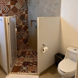 Dusj, hårføner, håndklær og såpe