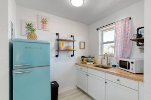 Fridge, microwave, coffee/tea maker, toaster - Pineapple Shores Retro Inn 2 (Daytona Beach)
