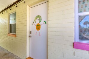 Exterior detail - Pineapple Shores Retro Inn 7 (Daytona Beach)