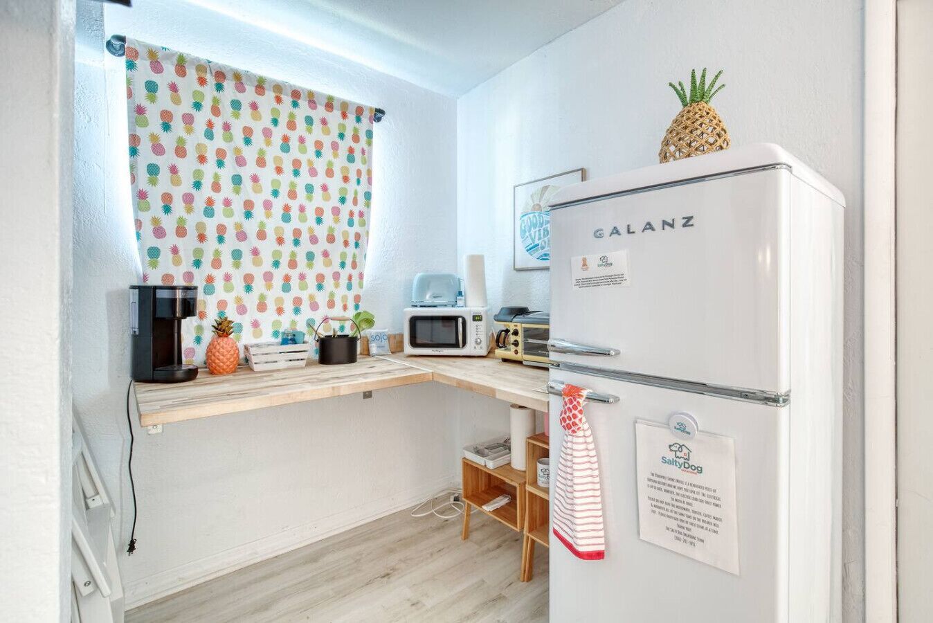 Kühlschrank, Mikrowelle, Wasserkocher mit Kaffee-/Teezubehör, Toaster