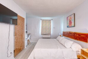 Skrivebord, strykejern/-brett, wi-fi og sengetøy