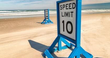 Pineapple Shores Retro Inn 4