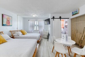 Skrivebord, strykejern/-brett, wi-fi og sengetøy