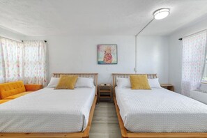 Desk, iron/ironing board, WiFi, bed sheets - Pineapple Shores Retro Inn 4 (Daytona Beach)